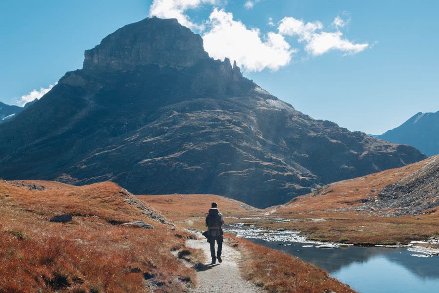 Een wandelaar op weg naar een berg