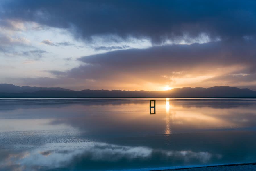 Een rustig meer bij zonsopgang