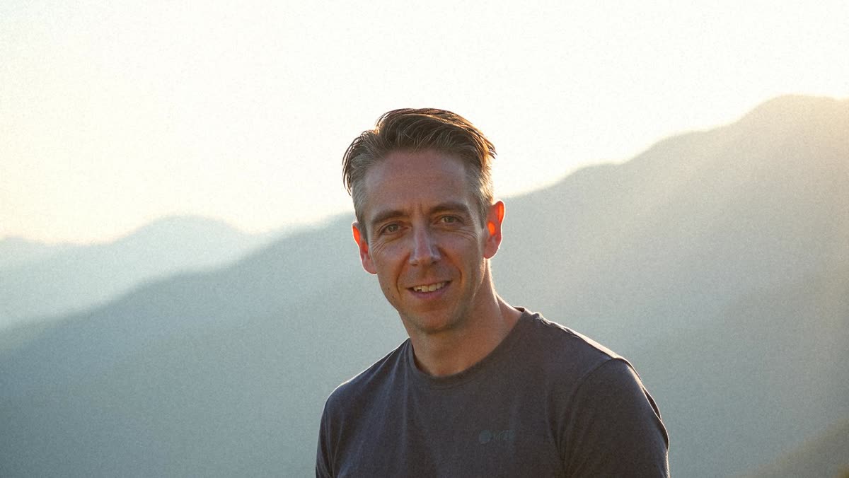 Dustin van de Sande in de bergen bij zonsondergang